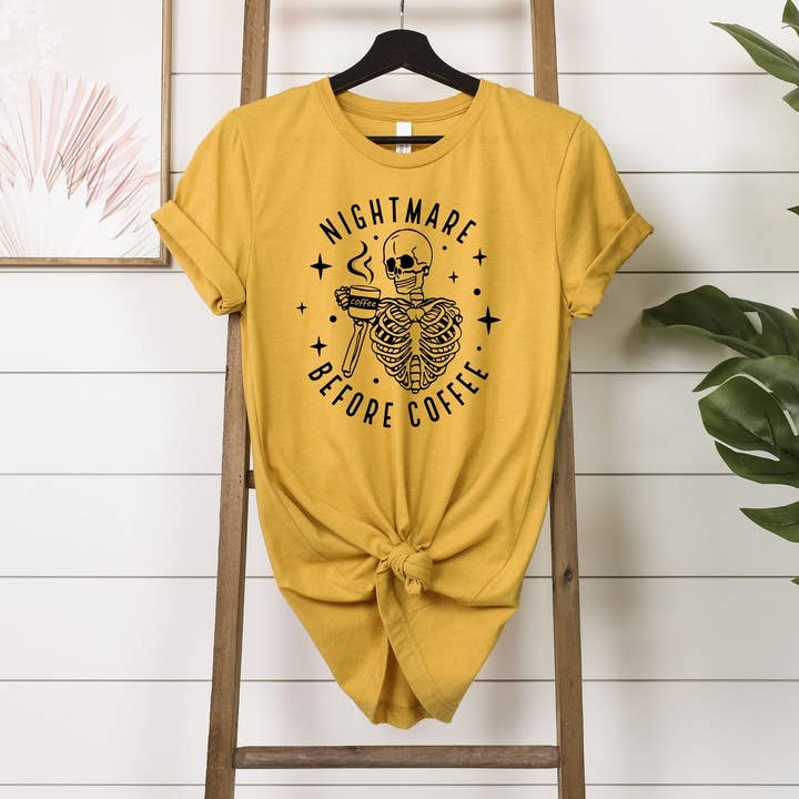 T-shirt Nightmare Before Coffee Mustard à encre noire pour la vente par Simply Tees
