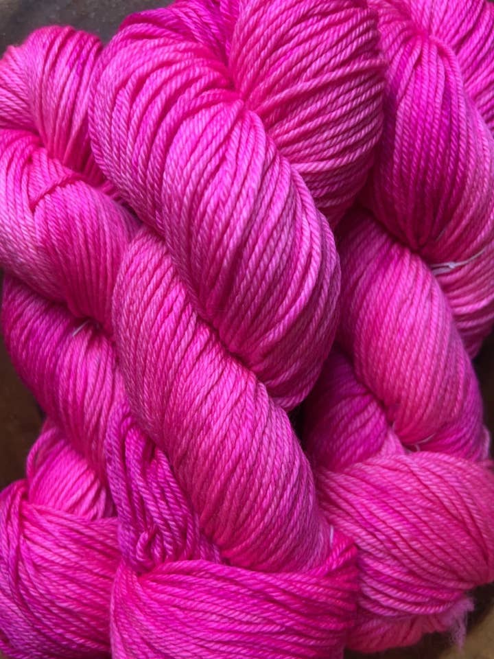 Fil de laine mérinos teint à la main - Fil doux et durable pour le tricot et le crochet | Laine mérinos teinte à la main | Peignée | Pretty In... pour la vente par Honey and Clover Knits, LLC