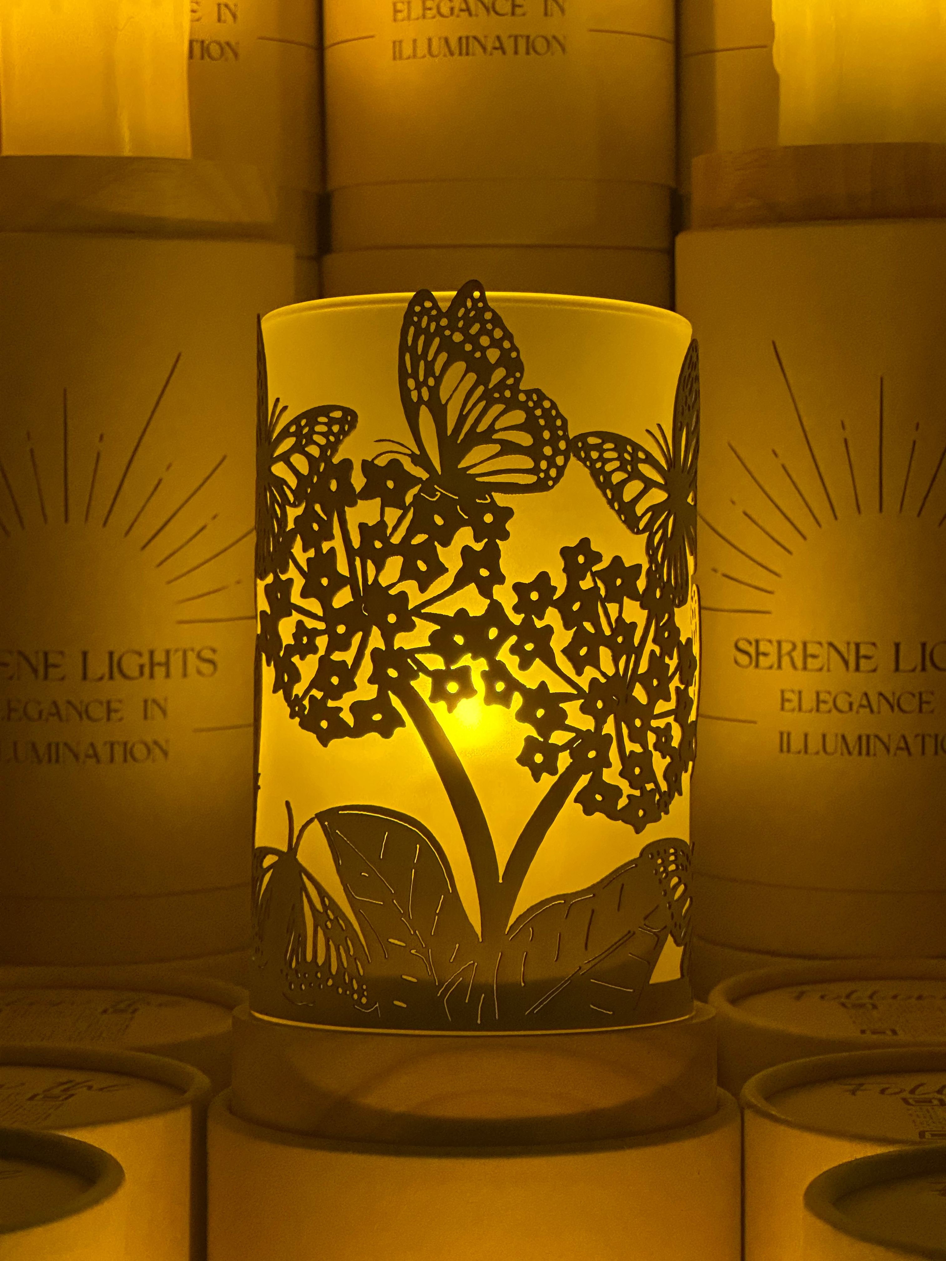 Serene Lights - Vente Décorations de table - Papillons, porte-bougie décoratif en placage bois gravé au laser avec bougie LED rechargeable2
