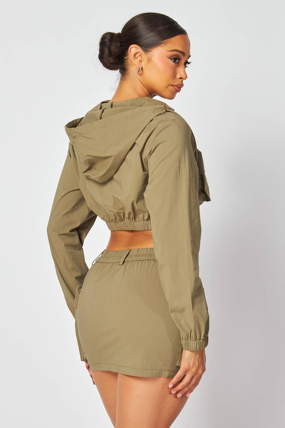 Hot & Delicious – Engroshandel Top- og nederdelsæt - Dame – Elena Hoodie Crop Jacket & Cargo Mini Nederdelsæt (HGC10247)15