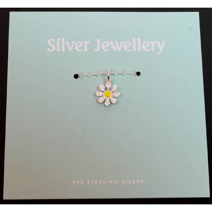 Kartenanhänger aus Sterlingsilber mit weißen und gelben Blumen. für den Großhandel von Western Counties Wholesale