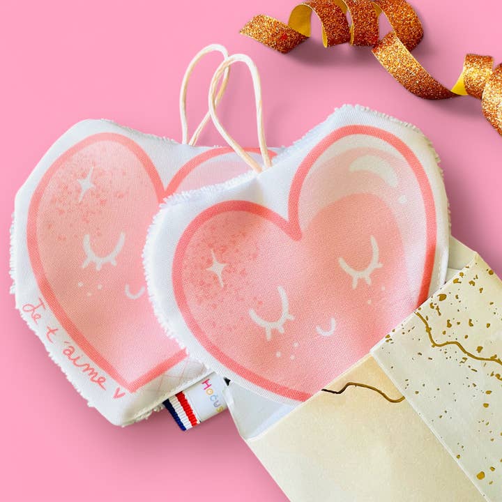 Washable heart wipe, eco-friendly, illustrated in France for wholesale by Hocus Pocus Happy