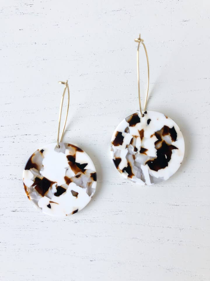 The Maddy Roundies - Witte en bruine schildpadoorbellen voor wholesale door Stoll & Heart