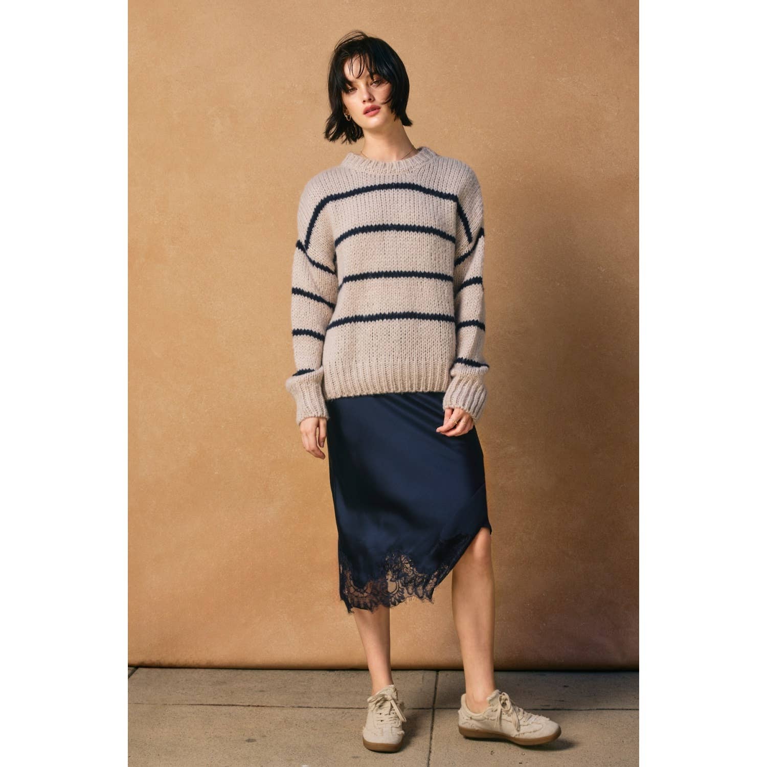 Dress Forum - Venta al por mayor Falda - Mujer - Falda lápiz de satén opaco con dobladillo de encaje (1)34