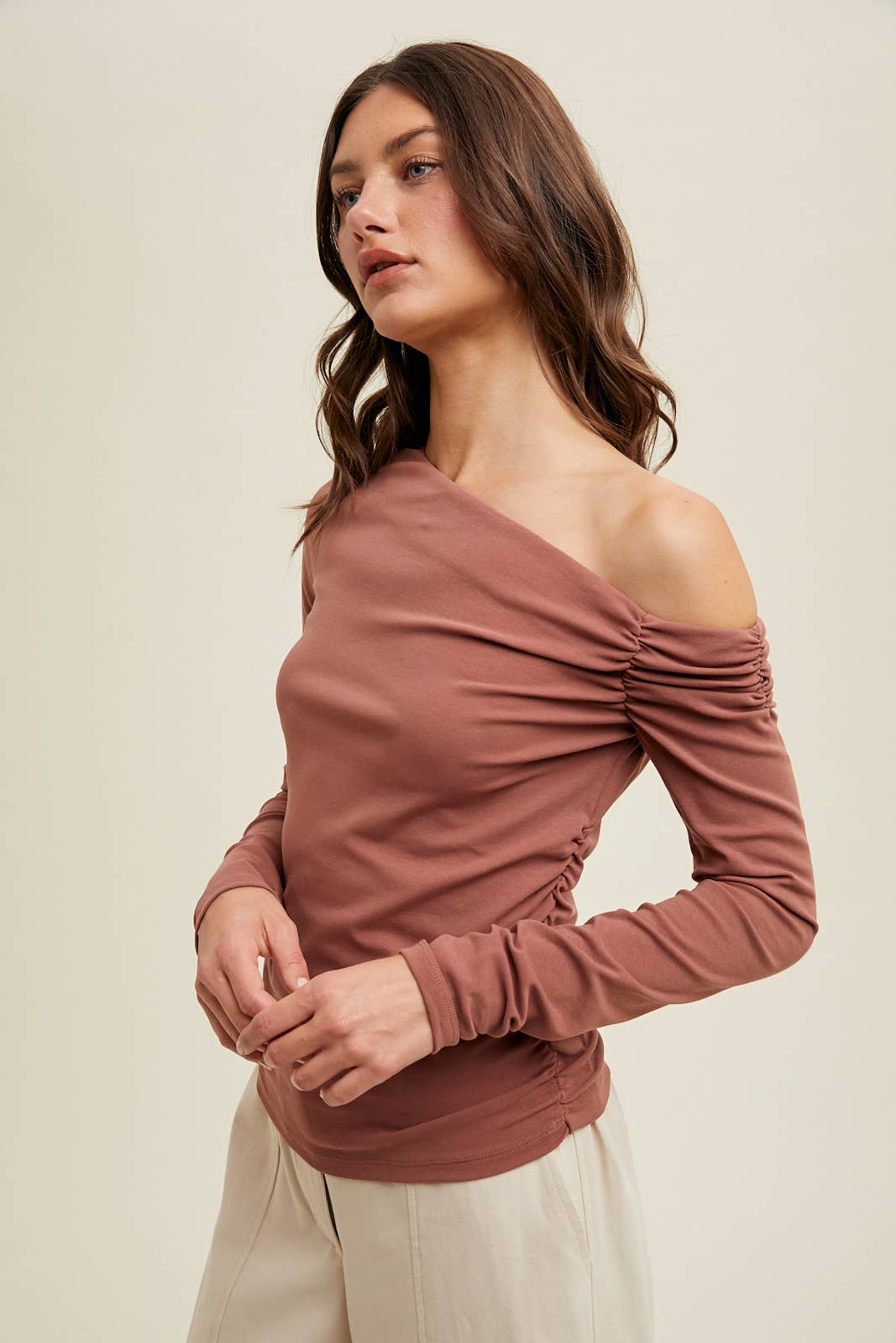 Wishlist Apparel – Großhandel Strickoberteil – Damen – GERIPPTES STRICKOBERTEIL MIT ASYMMETRISCHEM AUSSCHNITT/WL24-92182