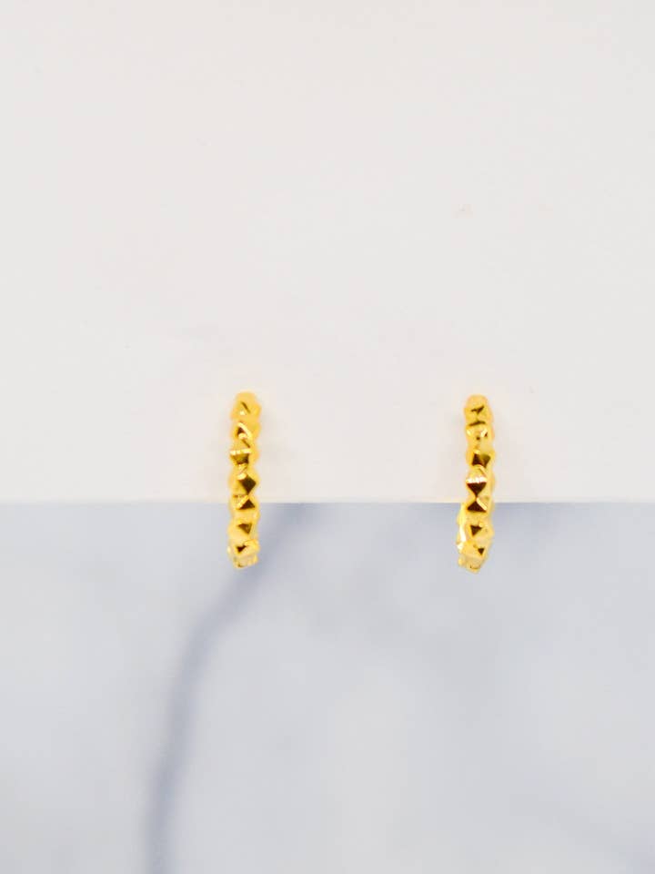 Luke samling 14K guld platta 12mm petite pärlstav kram örhängen för wholesale av Willa James