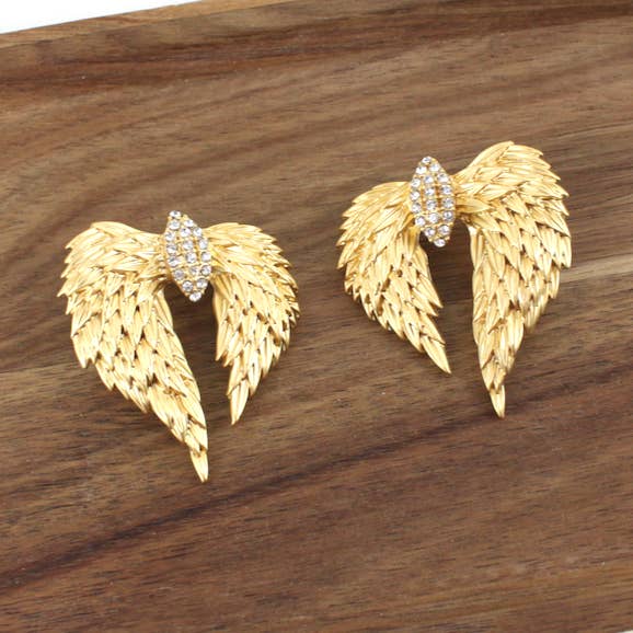 E25313 CZ Akzent Goldbeschichtete Flügel Statement Ohrstecker für den Großhandel von Pretty Persuasions