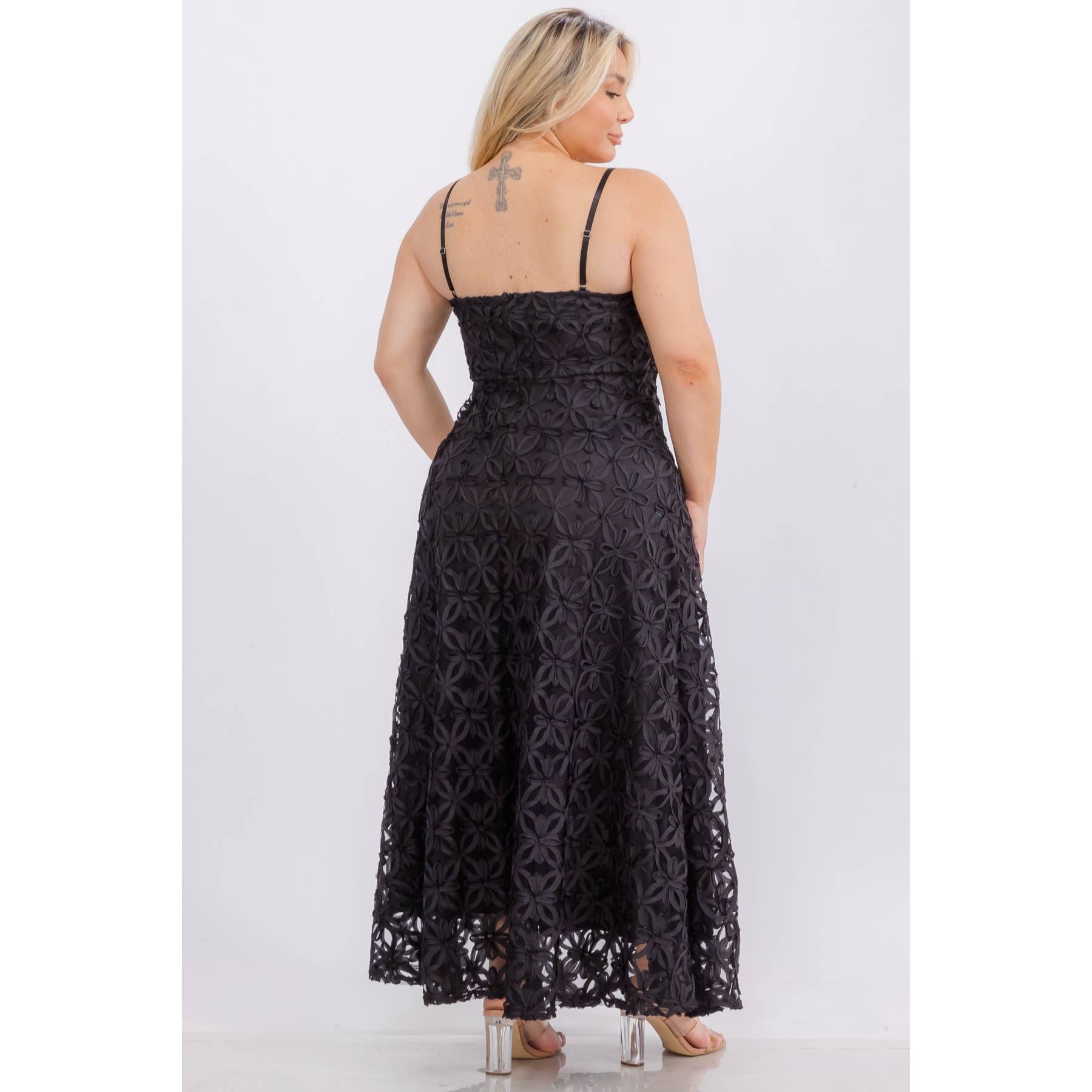 Curve Market - Vente Robe – femme - ROBE LONGUE À LIGNES EN APPLIQUE 3D GRANDE TAILLE4