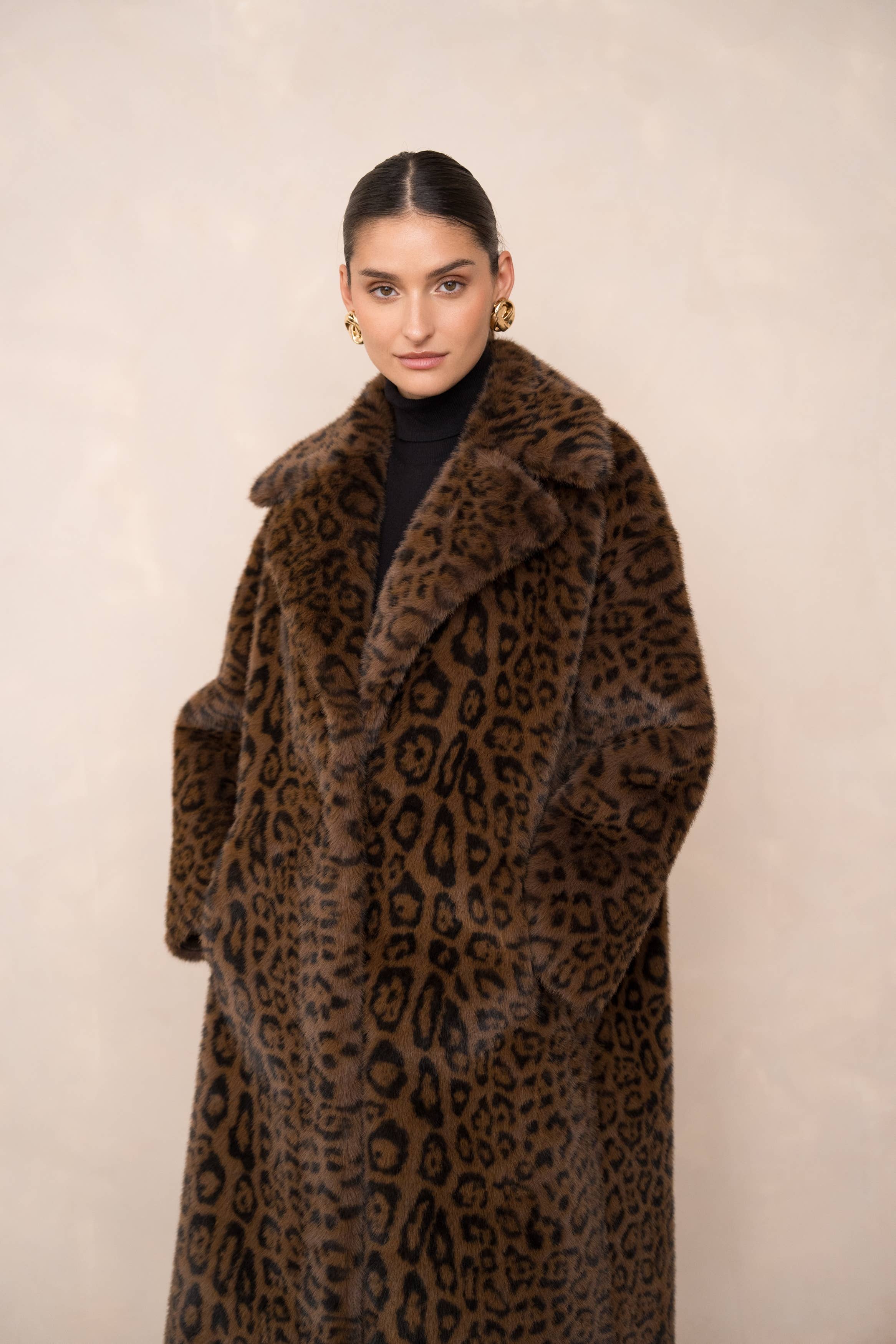 Attentif Paris - Wholesale Fur/Faux Fur Coat - Women's - Long synthetic fur coat with lapel collar12