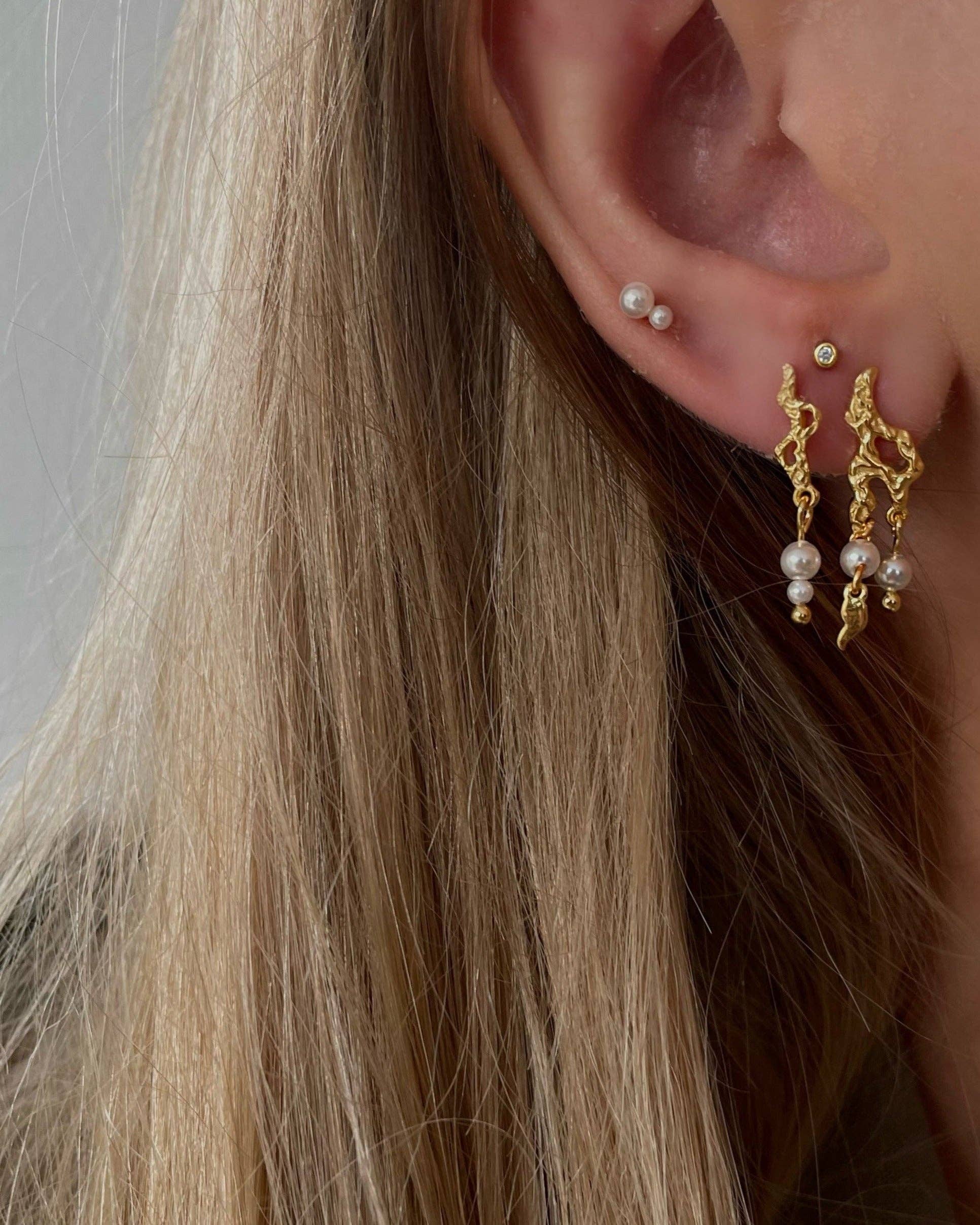 Nava Copenhagen – wholesale Hängande örhängen – Avisa örhängen - förgyllda2