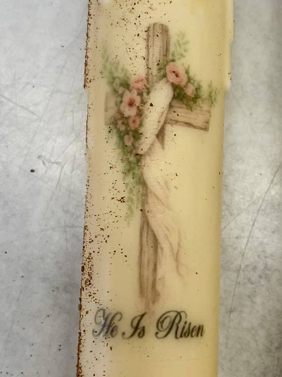 Bougie effilée LED à minuterie — croix de Pâques avec écharpe florale pour la vente par LMS Wholesale