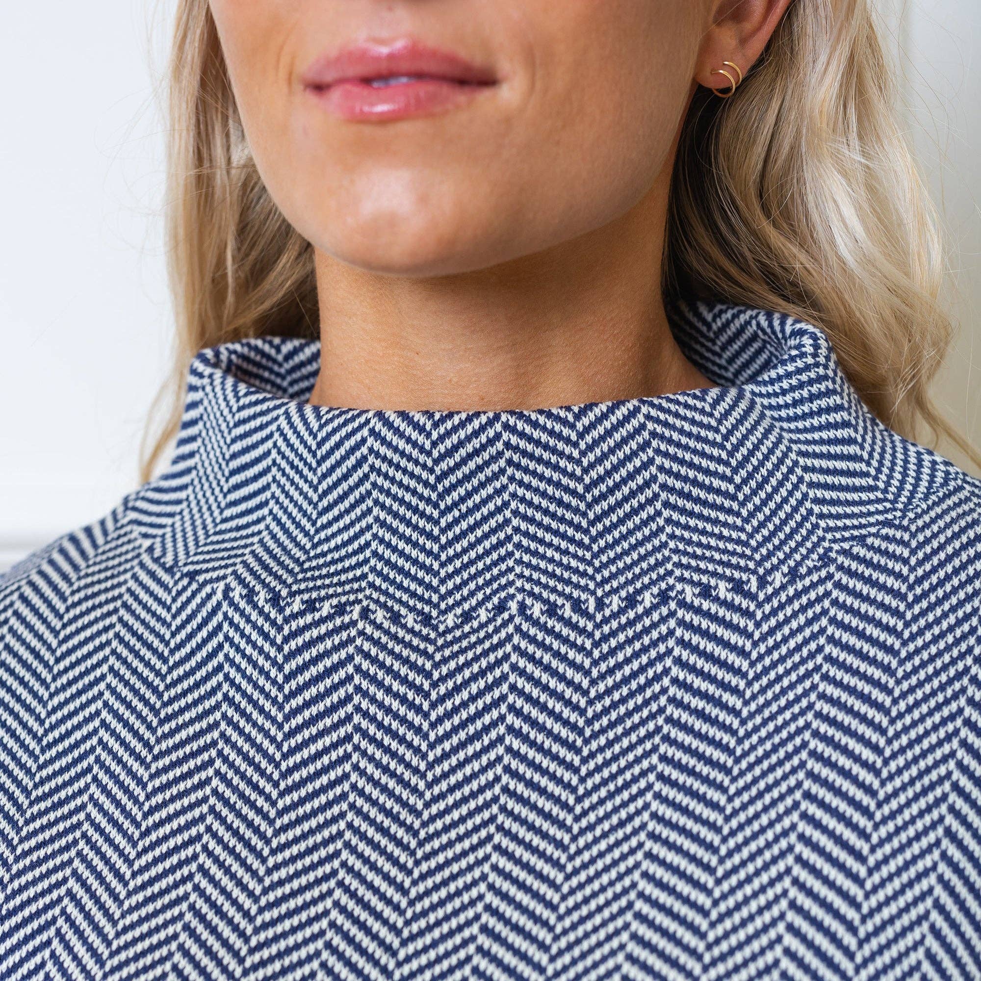 Chevrons bleu marine et blanc doux Pull à manches courtes et col montant en vente sur Faire1