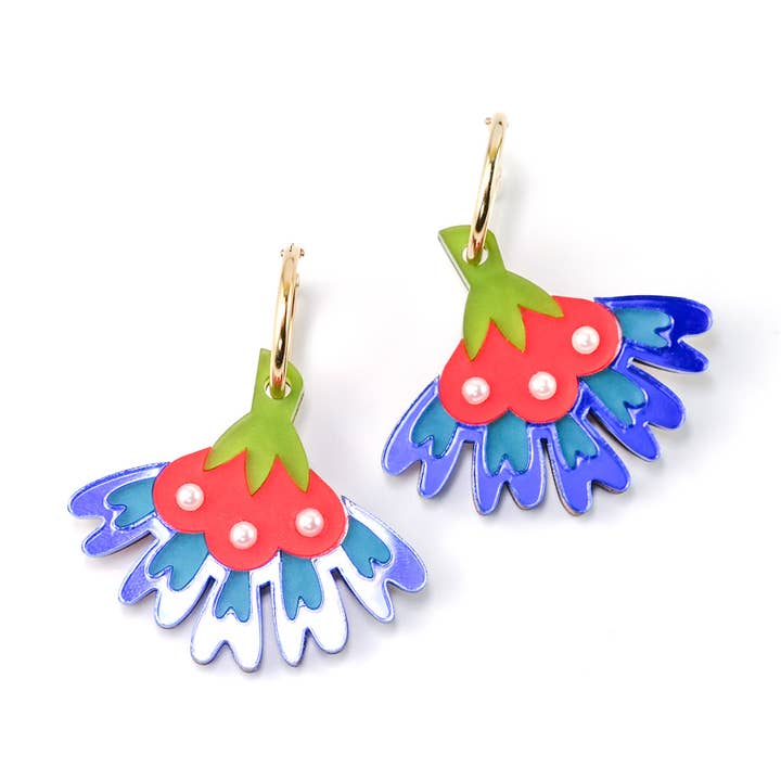 Goudgevulde hoepeloorbellen met Cosmos Flower in blauw voor wholesale door By Chavelli