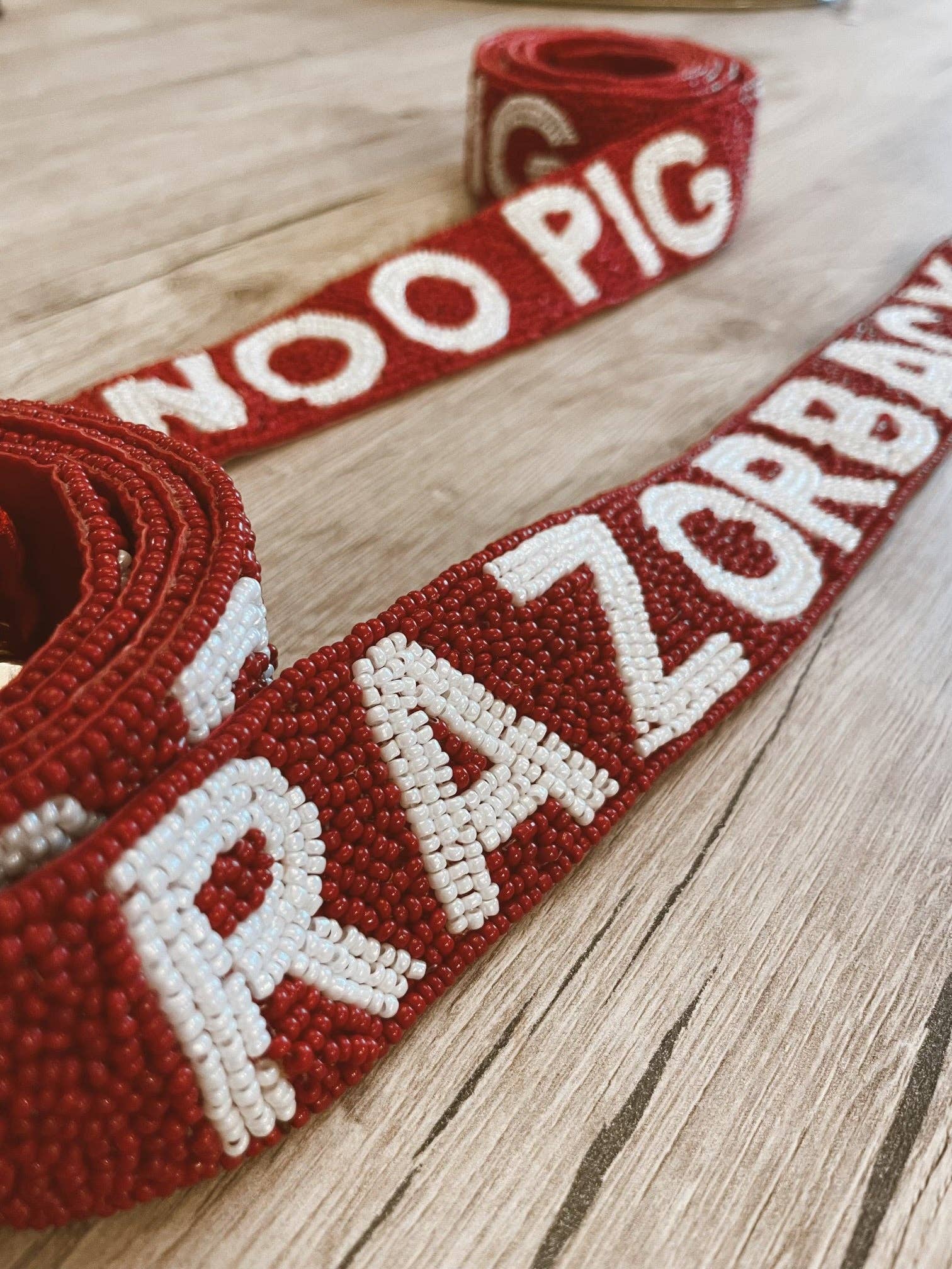 Tatter'd Royals – wholesale Handväske- och väskaccessoar – Dam – Arkansas Razorback Woo Pig Pärlad Väskrem6