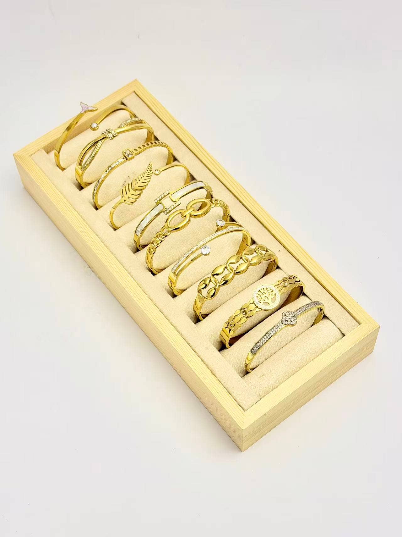 COSMOS - Wholesale Sieradenset - Set van 10 elegante armbanden van roestvrij staal op display0