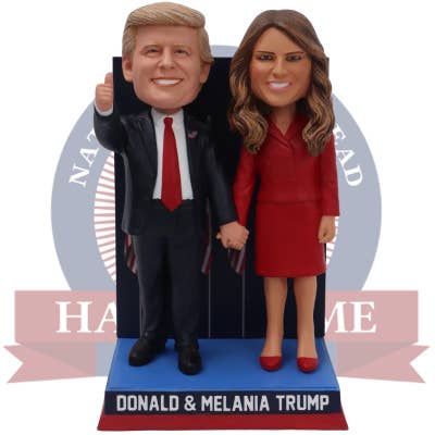 Donald et Melania Trump Victoire de la Nuit Électorale Double Figurine à Ressort pour la vente par National Bobblehead Hall of Fame and Museum