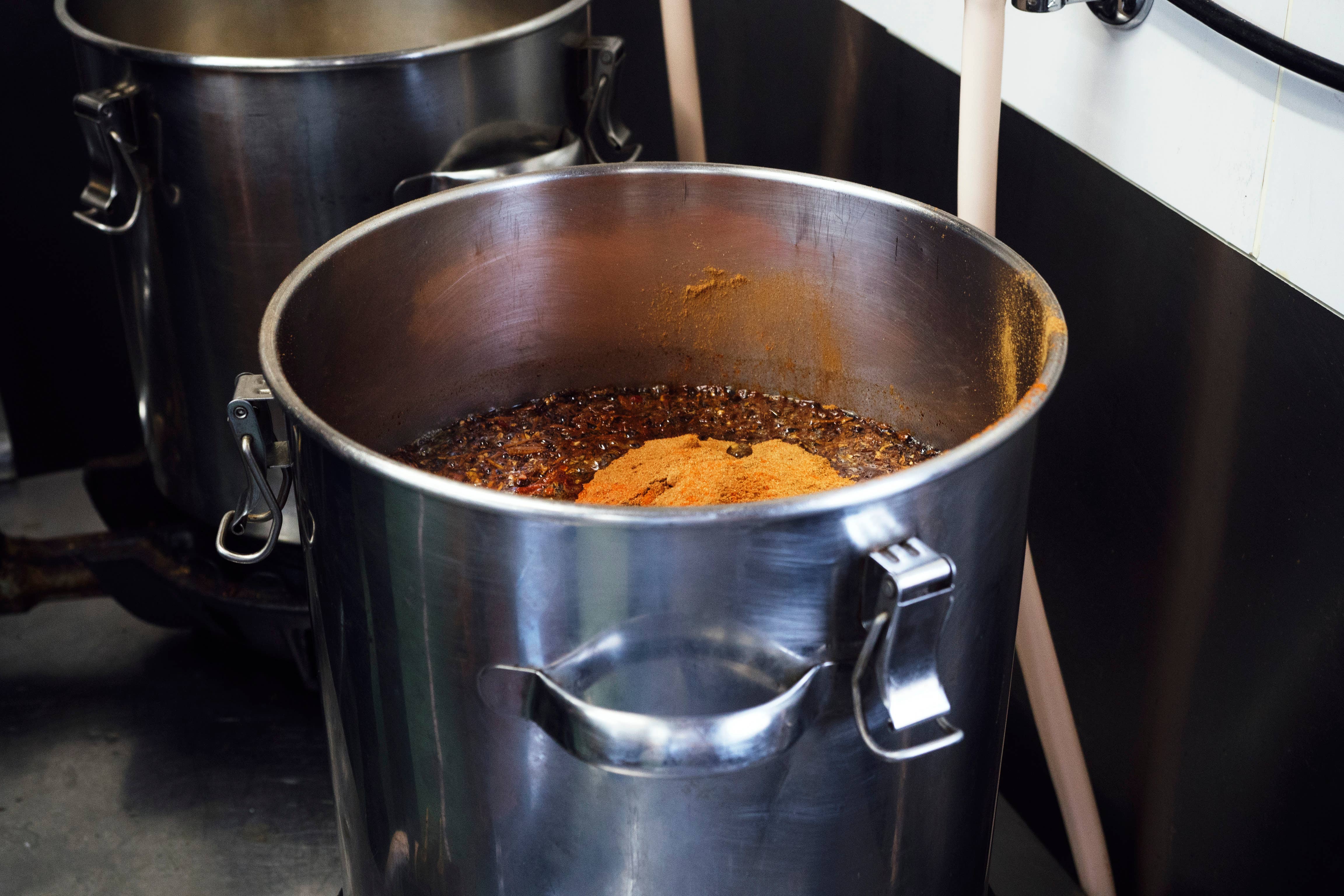 Japan Artisans - Wholesale Hot Sauce - Henko-Sesame hot sauce with takanotsume peppers 60g12