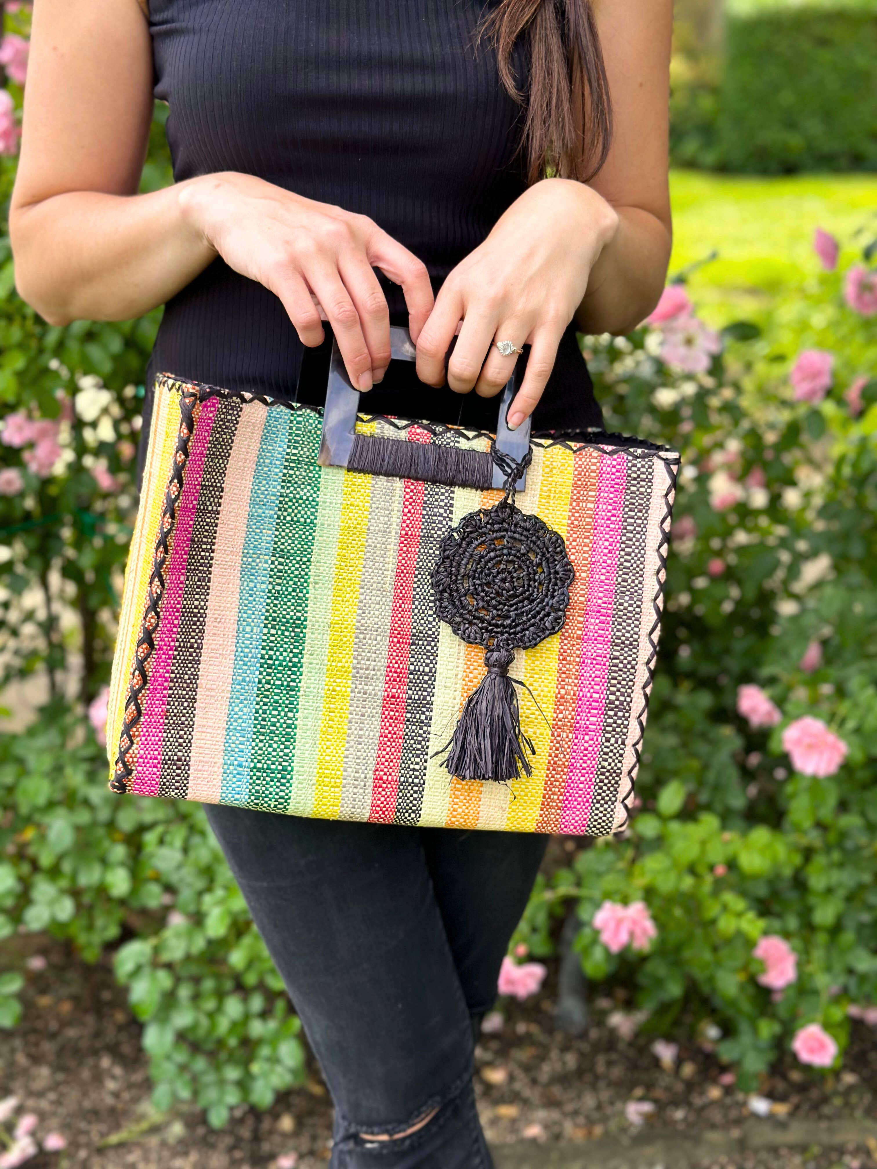 Shebobo – Großhandel Henkeltasche – Damen – Stevie Schultertasche aus Stroh mit Hornhenkeln und Quaste5