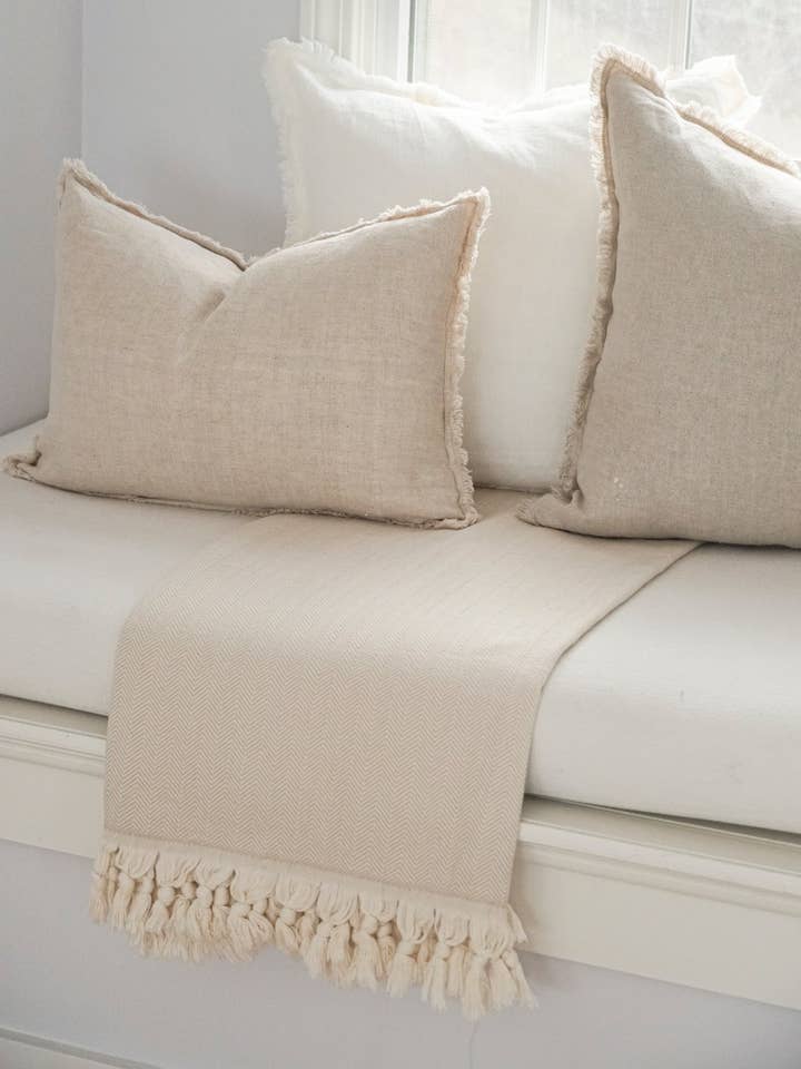 Plaid en coton turc à chevrons avec pompons pour la vente par Anaya Home