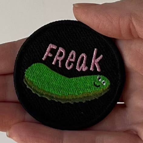 Écusson brodé Freak Pickle de 2 po pour la vente par Ramona Muse Lambert