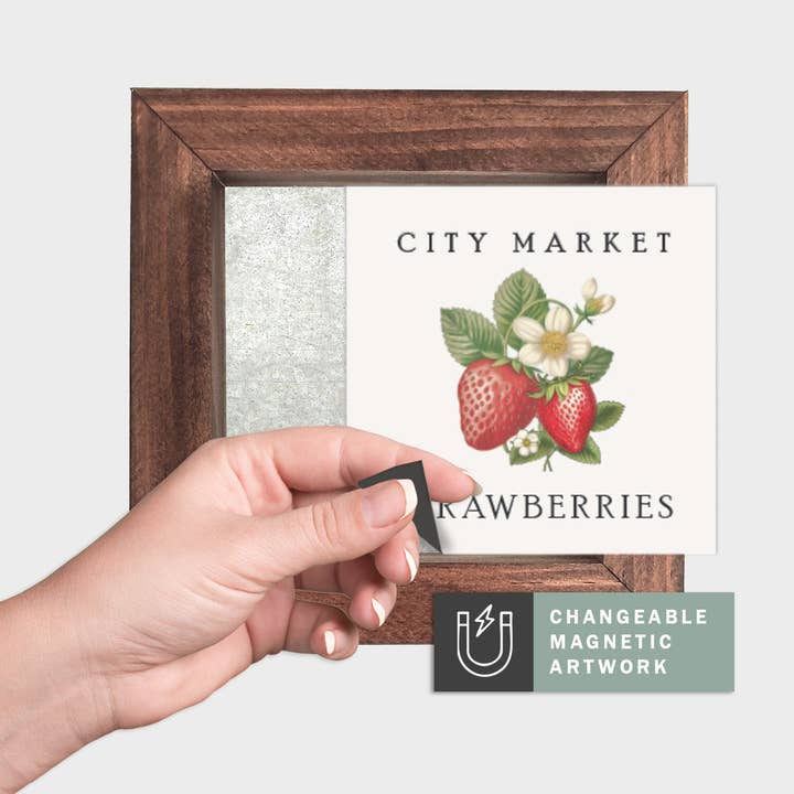 Simpler Seasons Decor - Vendita all'ingrosso Cartelli - Inserto Decorativo Magnetico Stagionale per Insegna Intercambiabile (Mini): Mercato Cittadino Fragole | Primavera / Estate | | Insegna Magnetica Vuota Venduta Separatamente