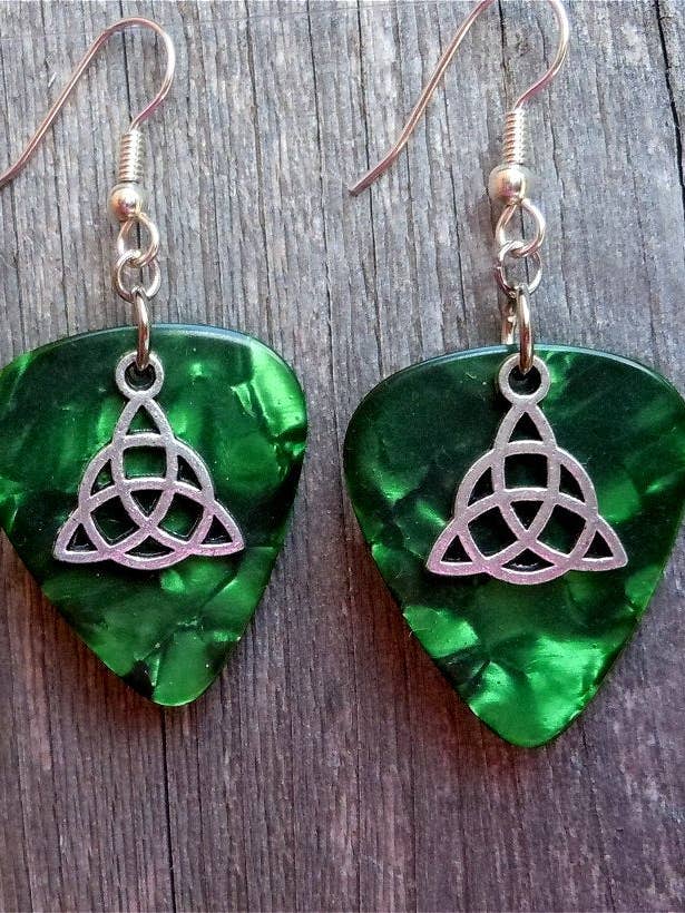 Triquetra Charm Guitar Pick øreringe for engroshandel hos Simply Raevyn