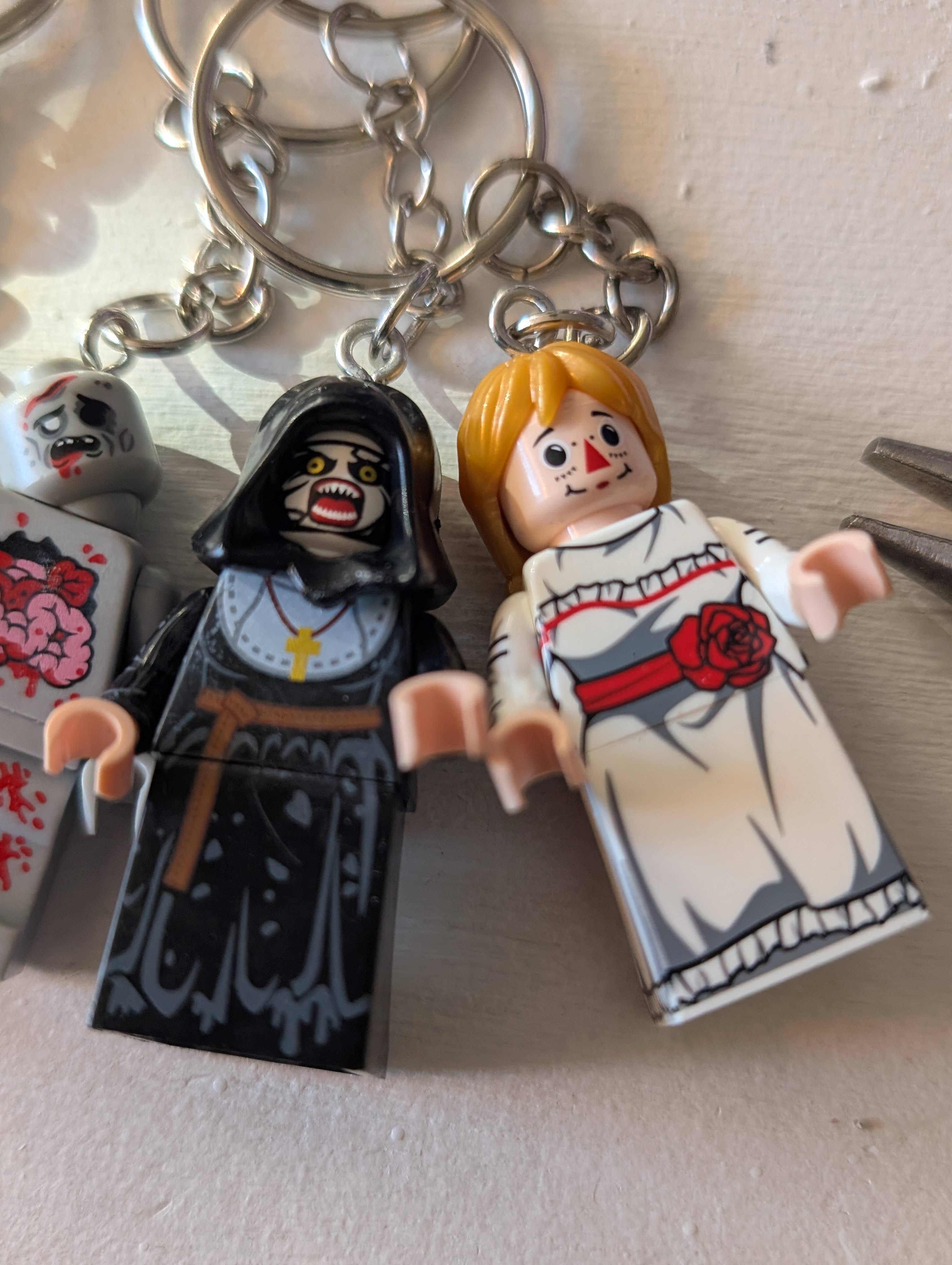 Con-Quest Crafts - Wholesale Keychain - Unisex - Horror Inspired Minifigure Keychains Movie Characters15