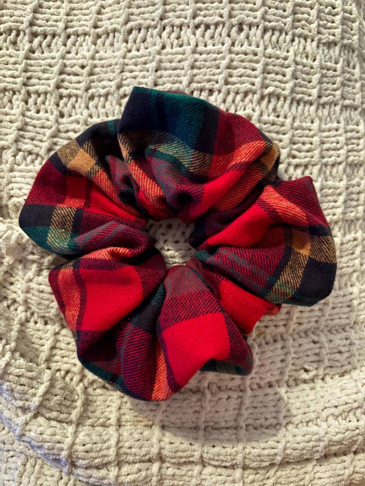 Scrunchie in Flanella Rossa | Fermacapelli Artigianale Oversize per la vendita all'ingrosso da parte di ASAP Craft Supplies
