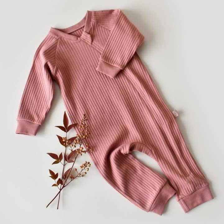 RIBANA buksedragt med lynlås i 95% økologisk bomuld og 5% elastan for engroshandel hos BabyCosy Organic