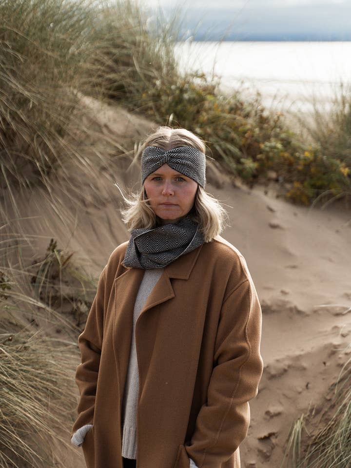 Charcoal Sildbensløjfe tørklæde for engroshandel hos Hilary Jane Keyes