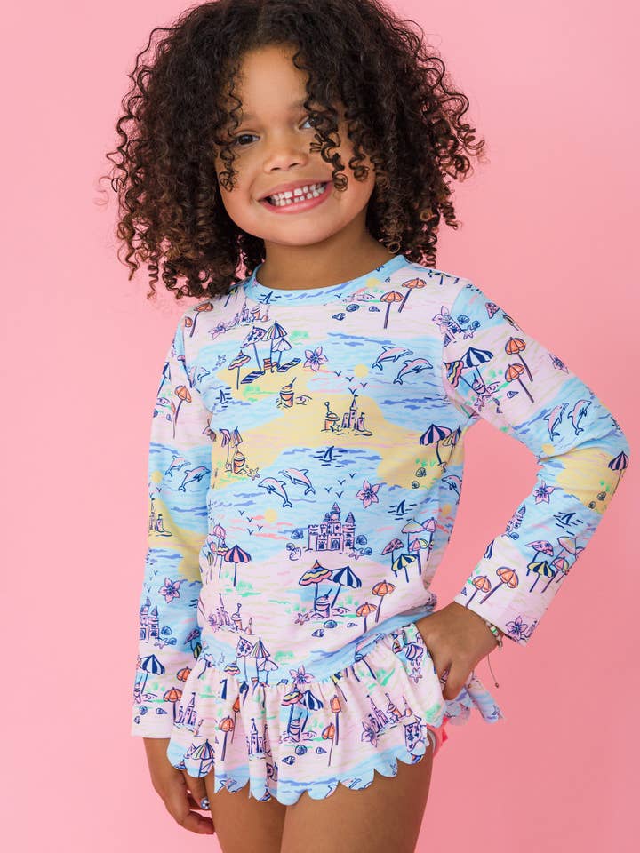 Flickors stranddag kammusselkant långärmad rashguard 2-delad baddräkt med signaturvolanger bak för wholesale av RuffleButts + RuggedButts