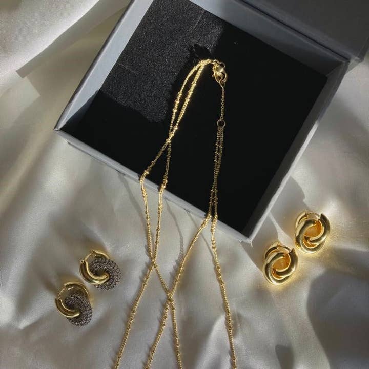 NÅD DUBBLA ÖRHÄNGEN - SVART & GULD för wholesale av Emma By Jane