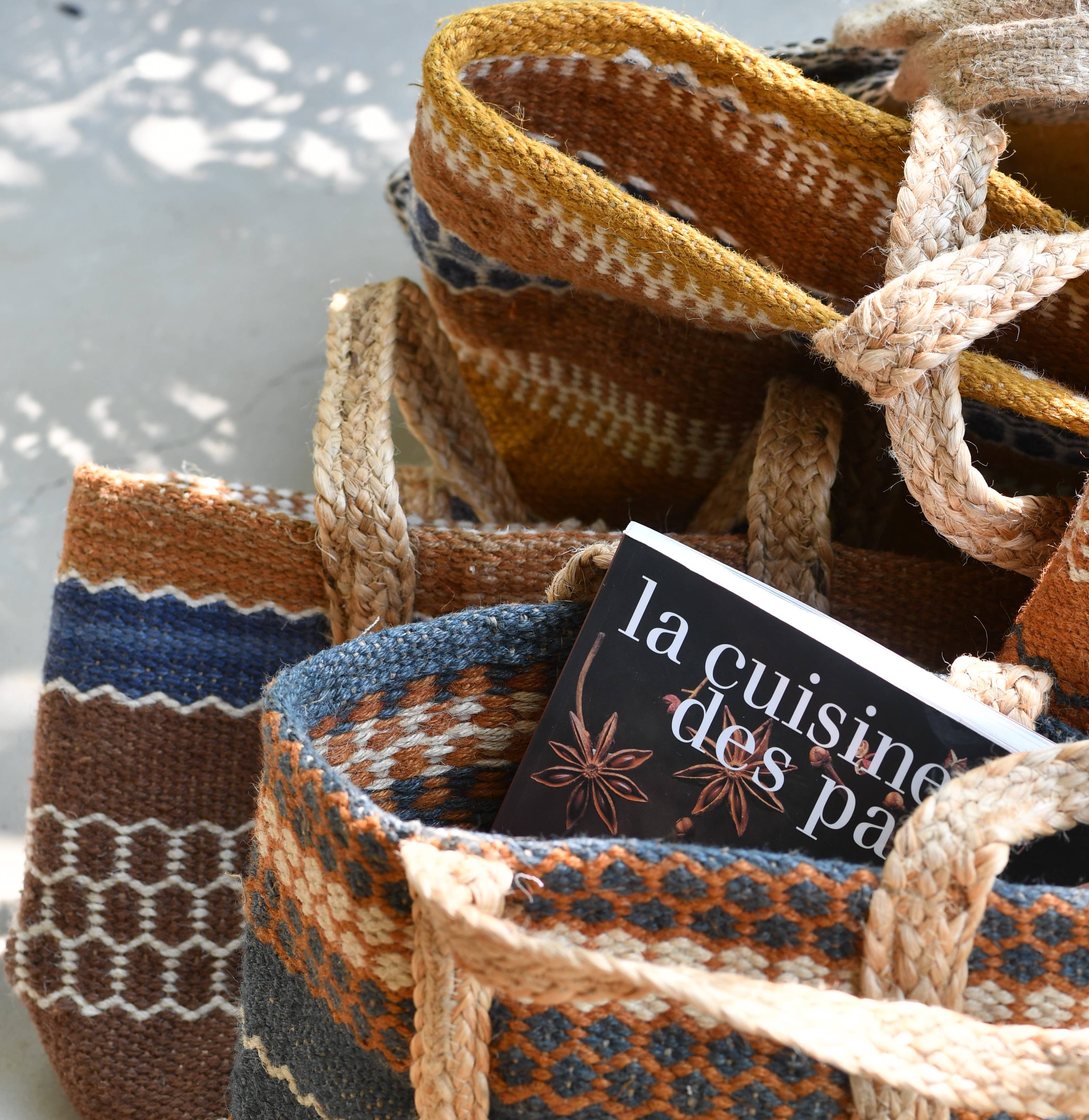 Maison Lilo - Wholesale Basket - Handwoven multicolored jute basket handcrafted1