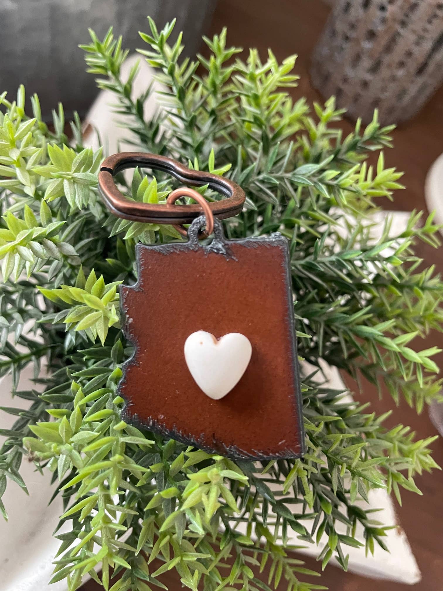 The Rustic Barn - Wholesale Keychain - Unisex - Rustic Keychain ARIZONA shape and white heart1