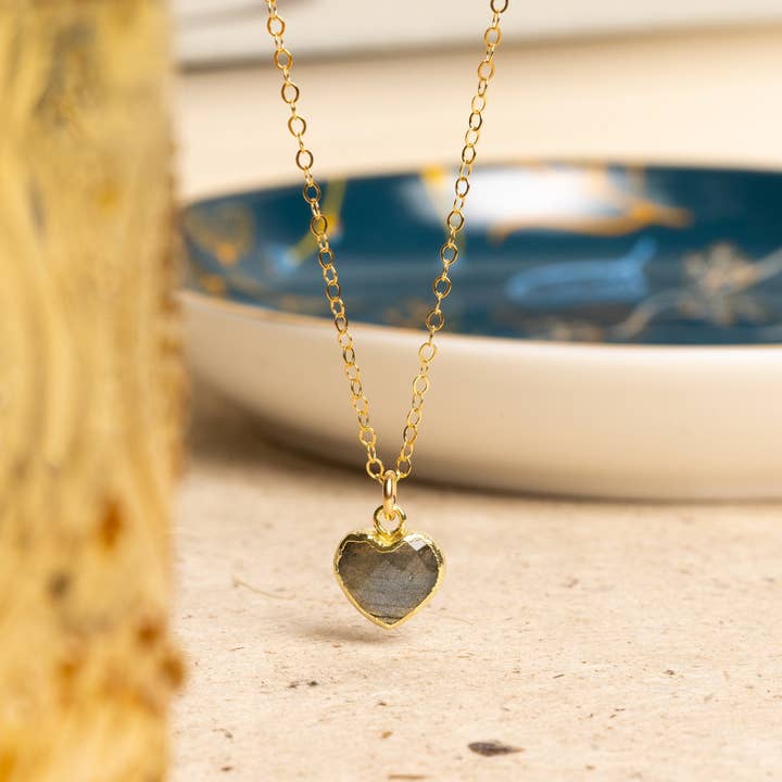 Collana con pendente in oro a cuore piccolo in labradorite per la vendita all'ingrosso da parte di Soul & Little Rose