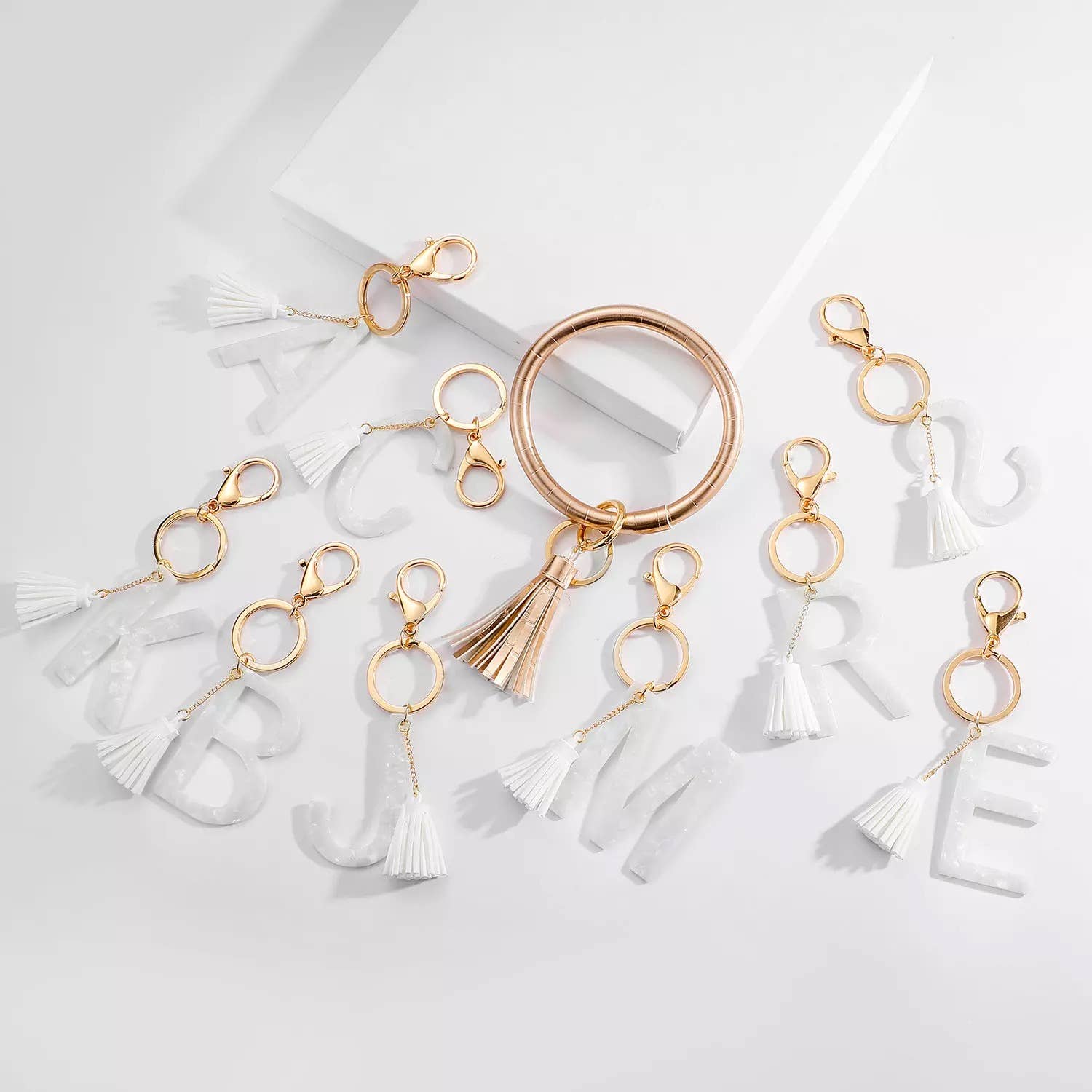 Ellison+Young – wholesale Nyckelringar - Dam – Nyckelring med frans och initial, vit19