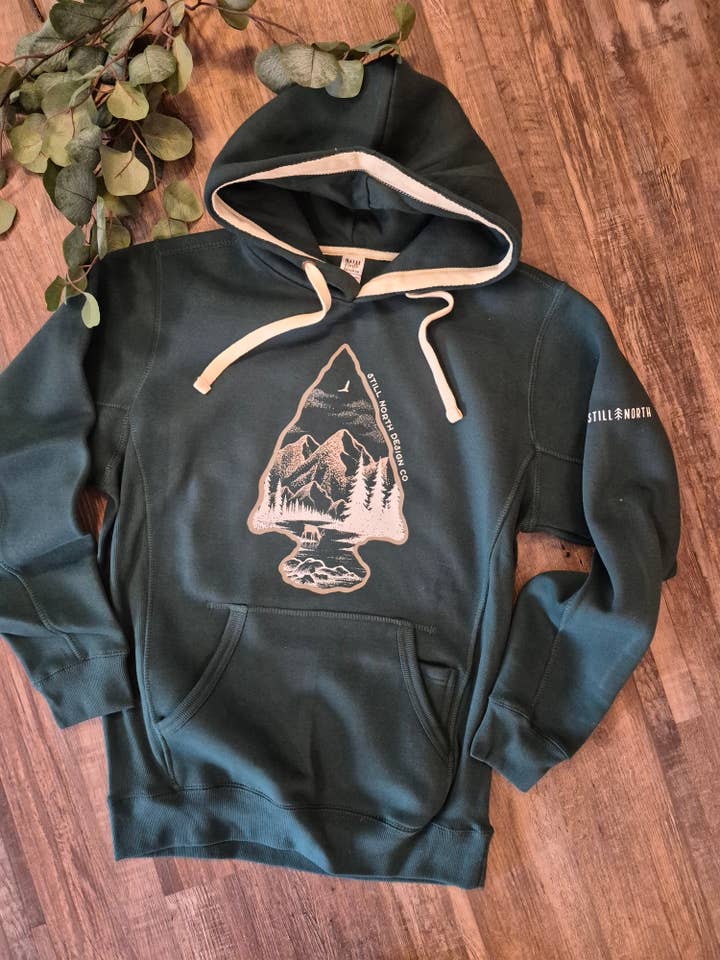HOODIE ARROWHEAD (PRÉVENTE) pour la vente par Still North Design Co