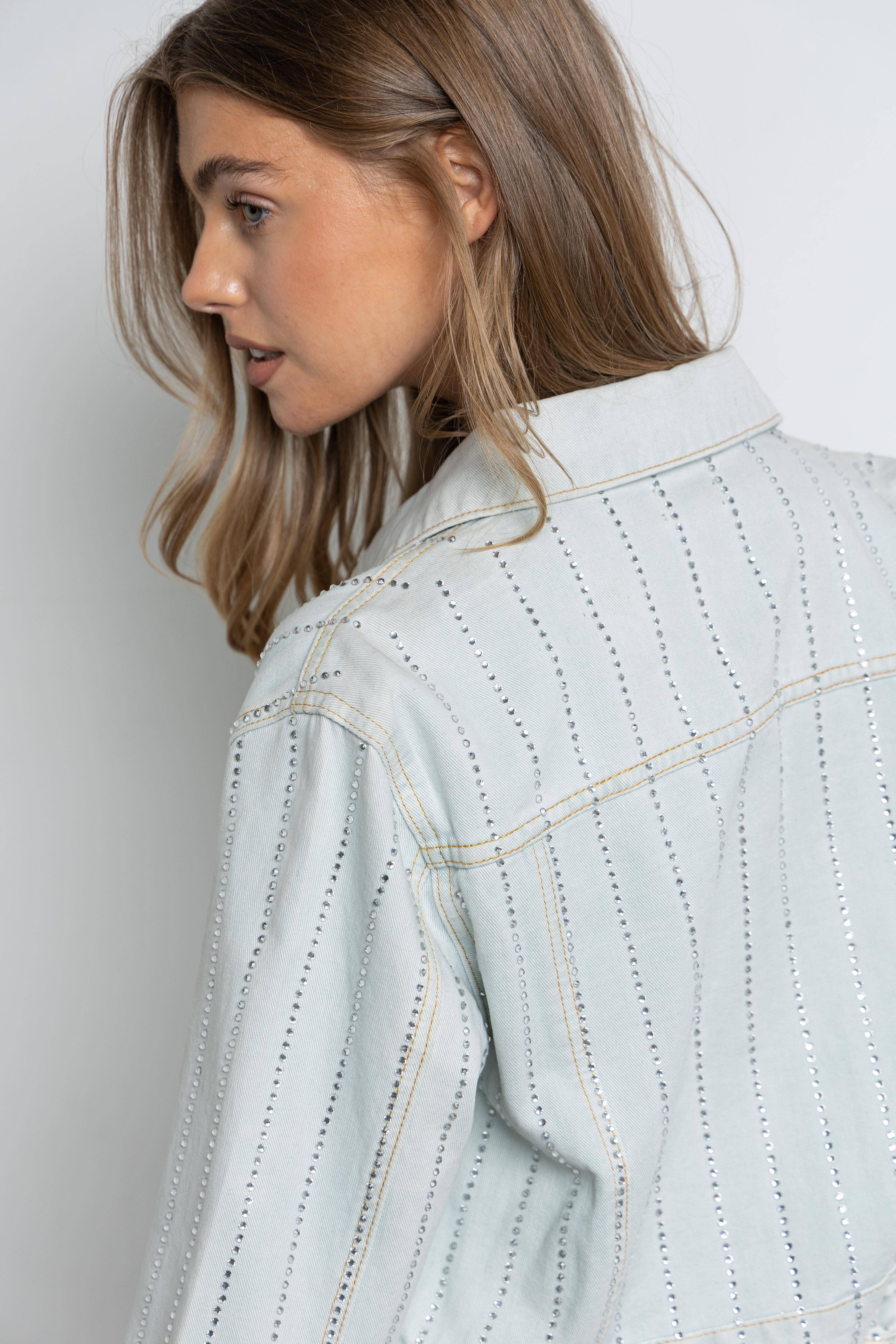 Denim chiaro/trasparente Giacca di jeans corta con bottoni di strass IJ1709 in vendita all'ingrosso su Faire6