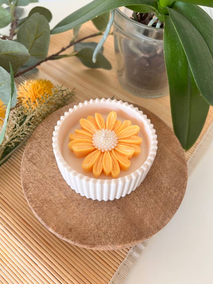 Scented Daisy Candle, Soy Wax for wholesale by Studio Rein