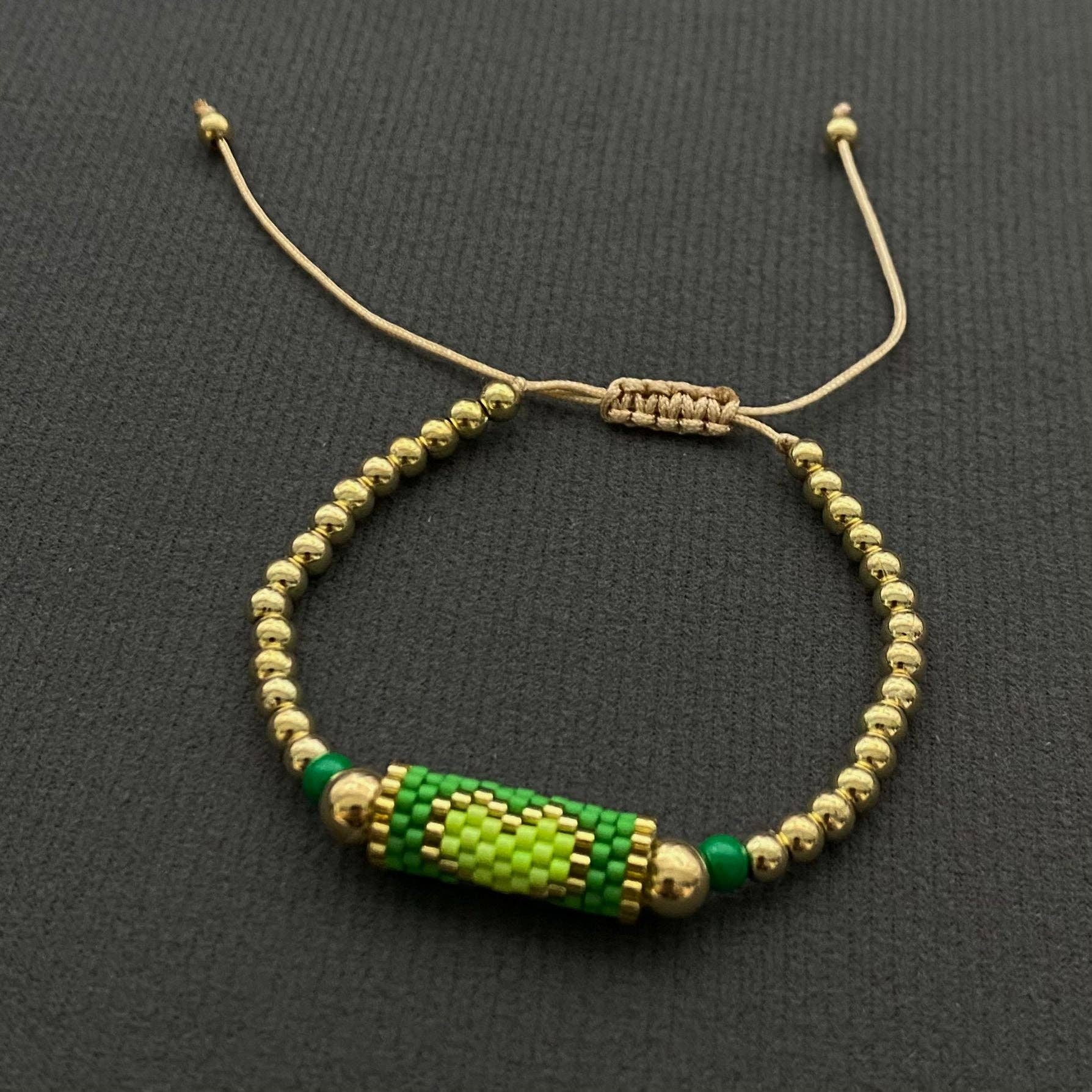 Mio Queena - Vente Bracelets à breloques/pendentifs - Bracelet Charme en Perles de Rocaille Motif Cœur Bohème - BJ/SB5