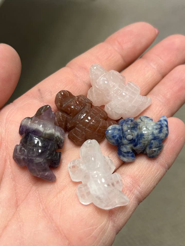 Mini-pierre précieuse en cristal sculptée en alligator/crocodile pour la vente par Atomic Alchemy