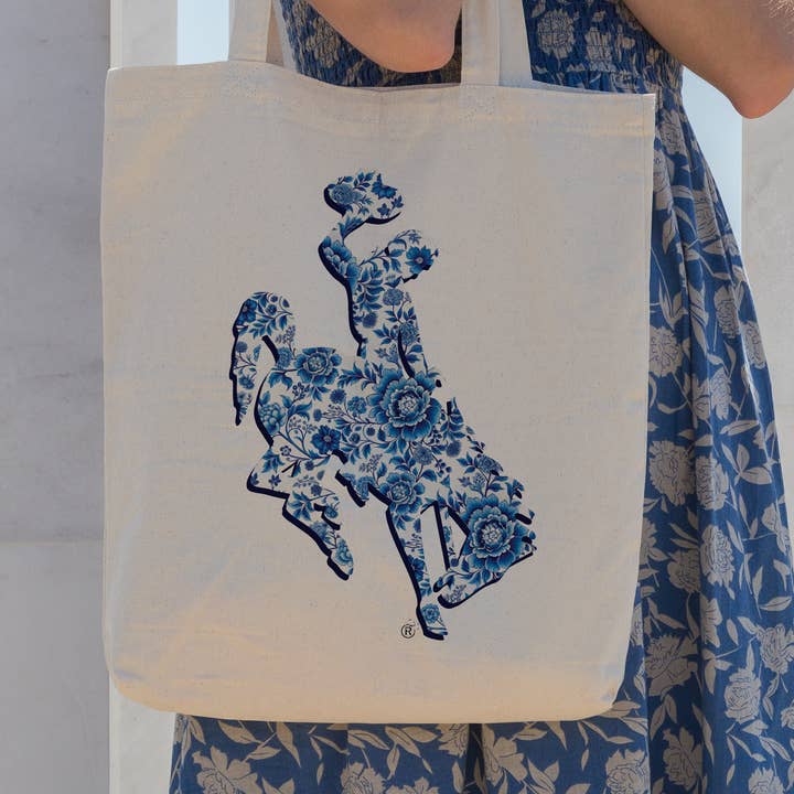 Sac fourre-tout Cheval cabré du Wyoming en Chinoiserie bleue et blanche pour la vente par This Joyful Home