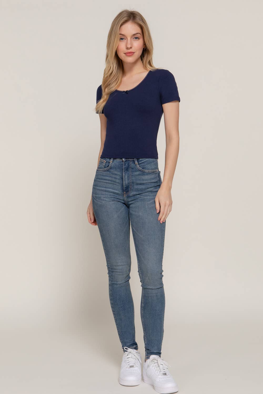 Active Basic | Active USA – wholesale Stickad topp - Dam – Kortärmad topp med rund halsringning, spets och satinrosett i ribbstickat tyg19