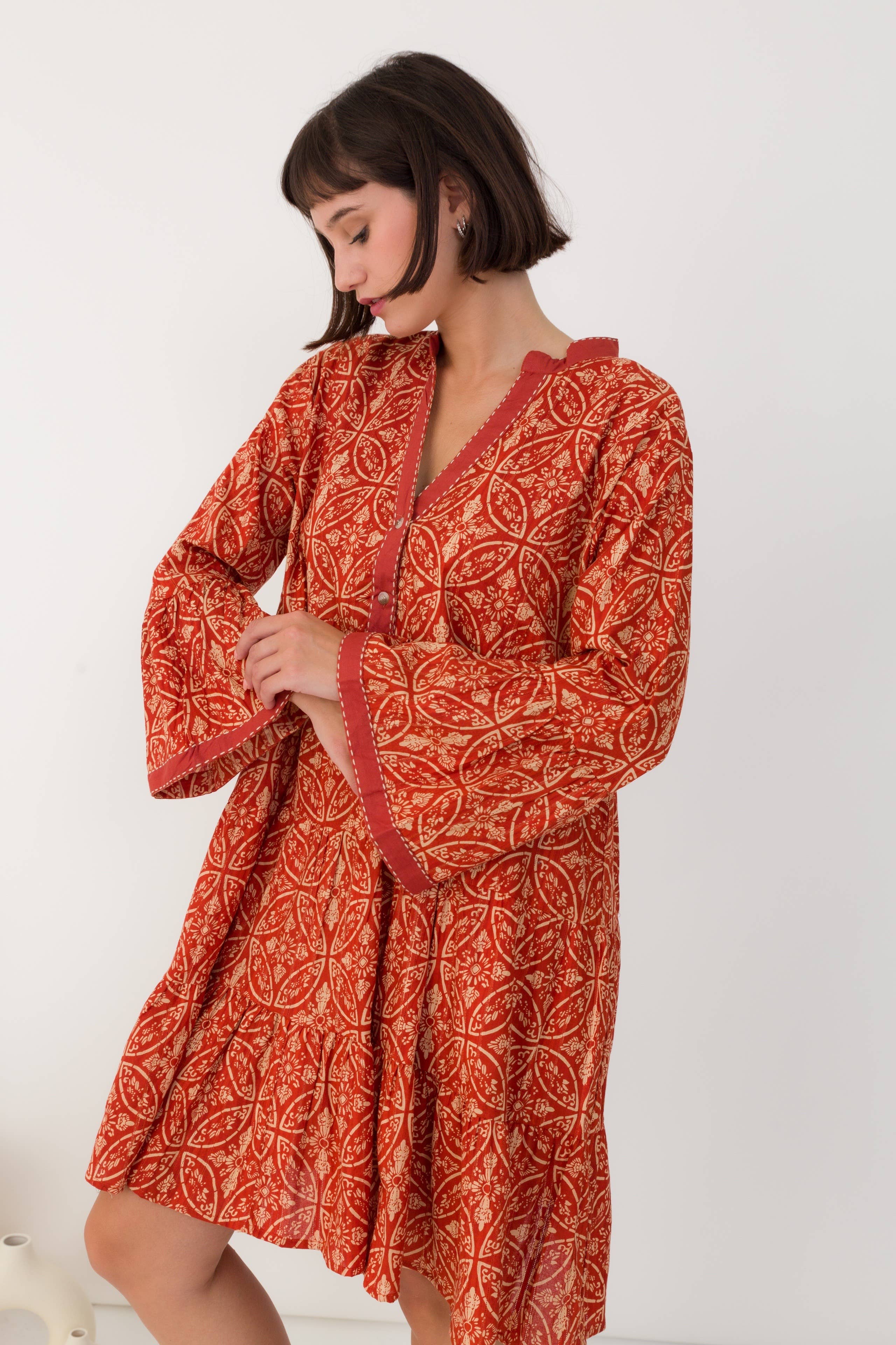 764 Abito corto con scollo a V - Prezzo  in vendita all'ingrosso su Faire1