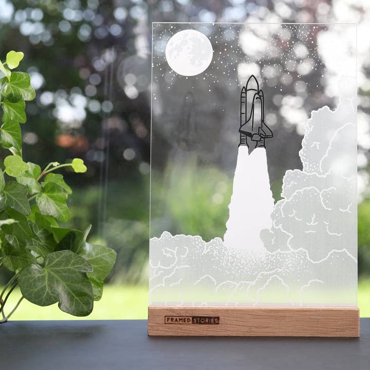 Håndtegnet illustration på plexiglas med solid egetræsfod | unikt kunstværk | raket for engroshandel hos Framed Stories