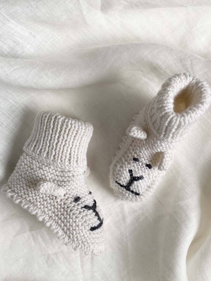 UNIQUE LOVE Design – Botinhas - Bebé por atacado – Sapatinhos de tricô Little Lion - off white1