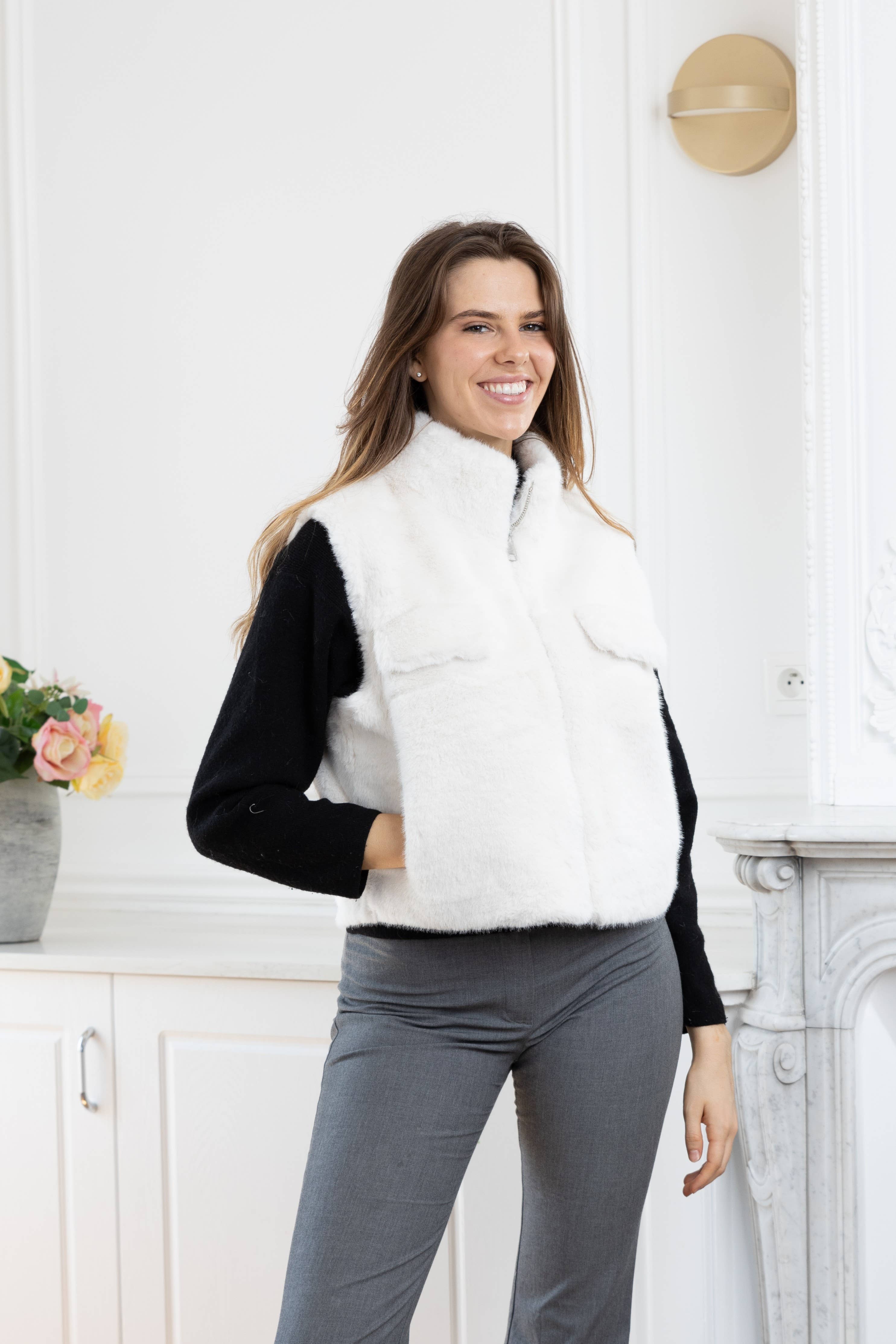 LINETA - Wholesale Outerwear Vest - Women's - F-4 Sleeveless faux fur vest with zipper0