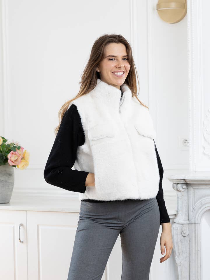 LINETA - Wholesale Outerwear Vest - Women's - F-4 Sleeveless faux fur vest with zipper