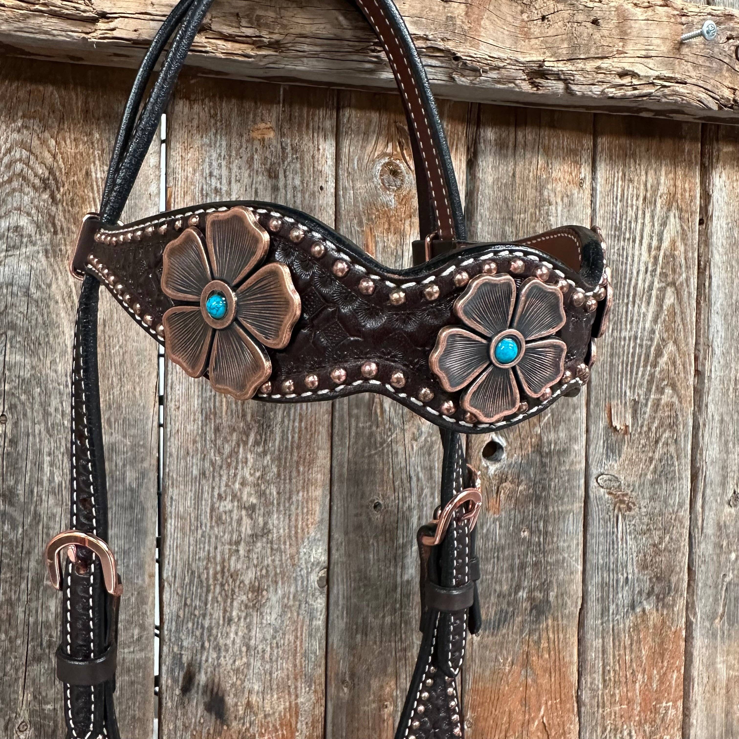 Rodeo Drive – Großhandel Reitausrüstung – Kupferpunkt-Honigwaben-Blumen- und Türkis-Geweihriemen / Ein-Ohr-Steckset #BBBC5637