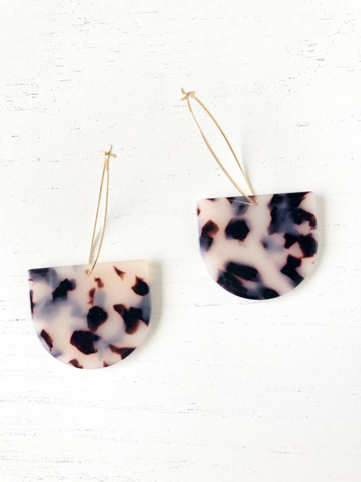 De moderne grijze tortoise oorbellen voor wholesale door Stoll & Heart